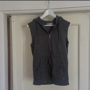 Grå väst / hoodie  - Grå väst / hoodie med dragkedja! Rymlig strl S i mjukt material. Endast använd 2-3 ggr