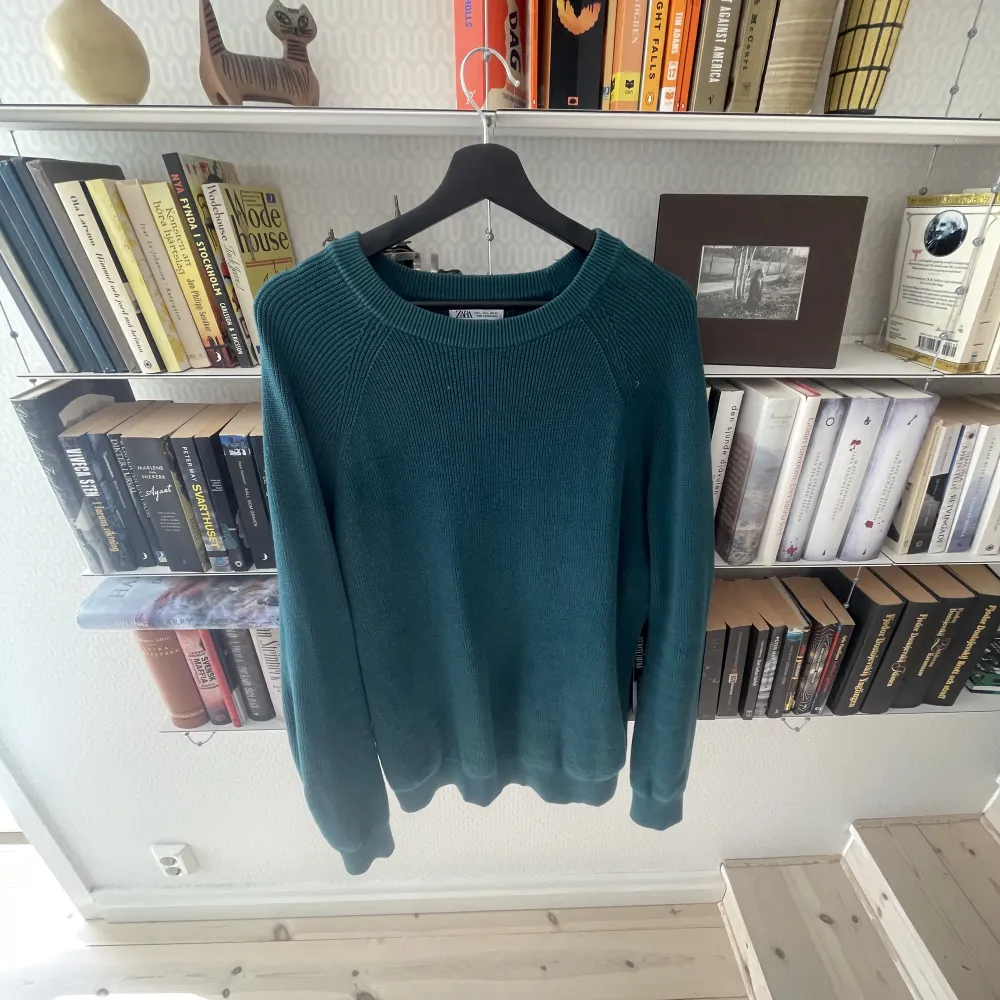 Riktigt fin tröja från zara i en unik färg. Säljer denna då jag tröttnat på den. Den är i bra skick trots att den används en del. Hör av er vid fler frågor🙂. Stickat.