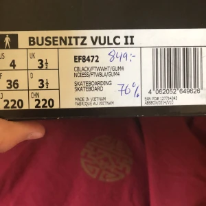 Fotbolls skor adidas  - Jag fick dessa skor när jag spela fotboll men gör inte det mer. Dom är nästan nya och är storlek 36. Är perfekt för fotboll och är vit,blå och svart. Ha en bra dag! 