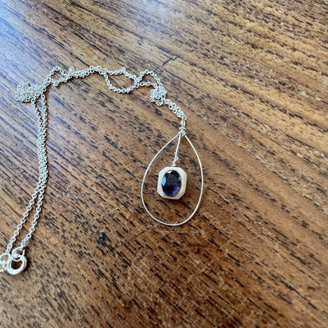 Silverhalsband med blå iolit