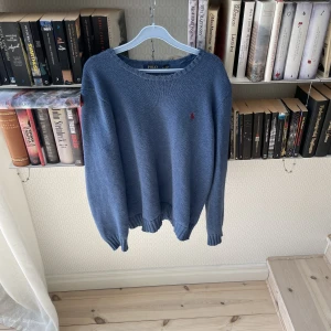 Stickad Ralph Lauren sweatshirt i blå - Riktigt fin Ralph Lauren tröja i unik färg. Säljer den då den sällan kommer till användning.  Hör gärna av er vid frågor🙂
