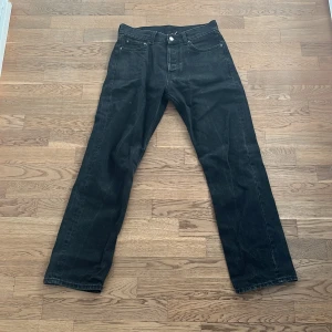 Weekday jeans - Fina weekday jeans som inte kommer till användning längre.passar bra på mig som är 180. Modellen är space