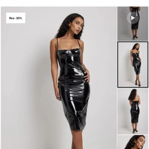 Svart miniklänning  - En supercool svart glansig klänning från nakd. Får en superfin figur i denna klänning, endast använd en gång tyvärr så väljer att sälja. Perfekt till sommarens festligheter! Från nakd nypris 699. Storlek 38/m  men passar mig som oftast har 36/s 💖💖💘🥰🥰