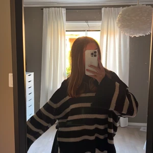 randig tröja - randig tröja från gina med slits i ärmarna 🤍säljer då ja inte använder längre