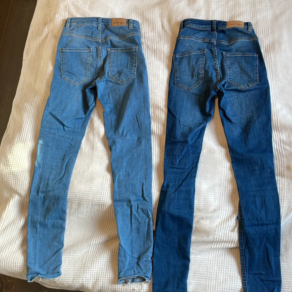 Stretchiga jeans med hål 2st. Den ena är ljusare blå än den andra. Namnet på båda jeansen är Molly och är från Gina Tricot. Säljs för det inte är min stil.  Använt Max 3 gånger. 1st = 100kr  . Jeans & Byxor.