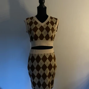 Kjol & topp set - Jätte fint set, kjol och topp! Aldrig använt, säljer pga inte min stil. Nyskick!