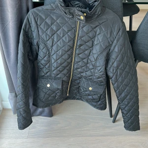Jacka  - Jacka ifrån Kappahl, strl 170. Jätte bra skick. Säljer för 160kr. 