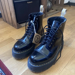 Dr Martens Vegan Sinclair - Säljer mina veganska Dr Martens storlek 38. Knappt använda så är i princip som nya! Originalkartong samt på/avtagbara dragkedjor ingår.  Kan skickas eller mötas upp i Malmö!