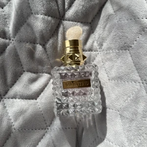 Valentino parfym - Använd 2/3 gånger. Låda kommer med. Köpt för 700/750kr säljer för 300kr. Mer än hälften kvar!