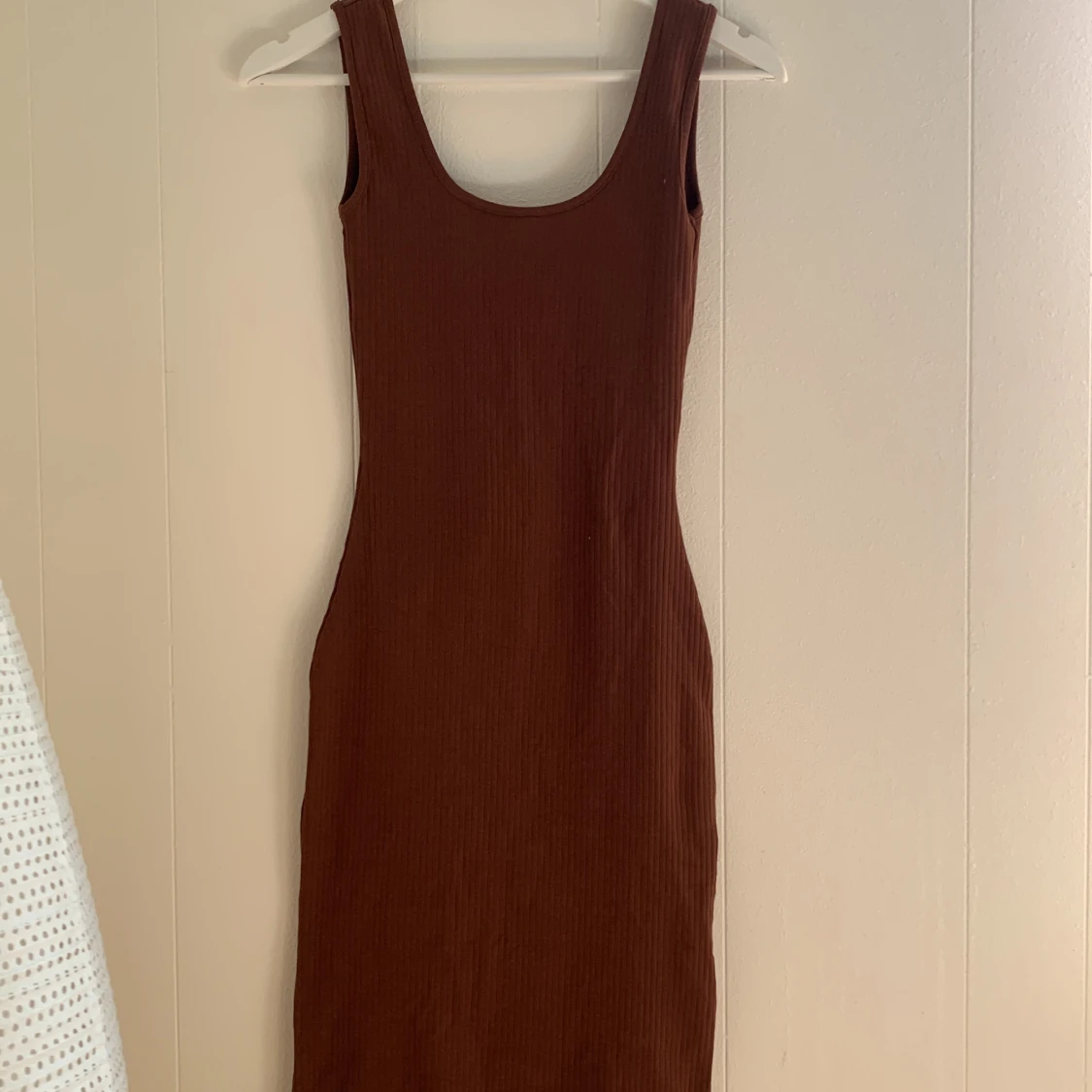 Brun figursydd klänning