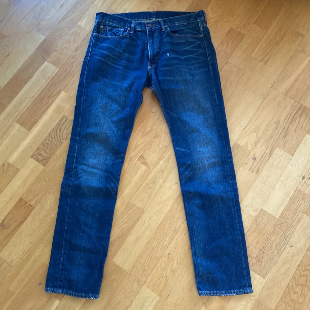 Jeans i mörk tvätt från Ralph Lauren i storlek 34-32. . Jeans & Byxor.