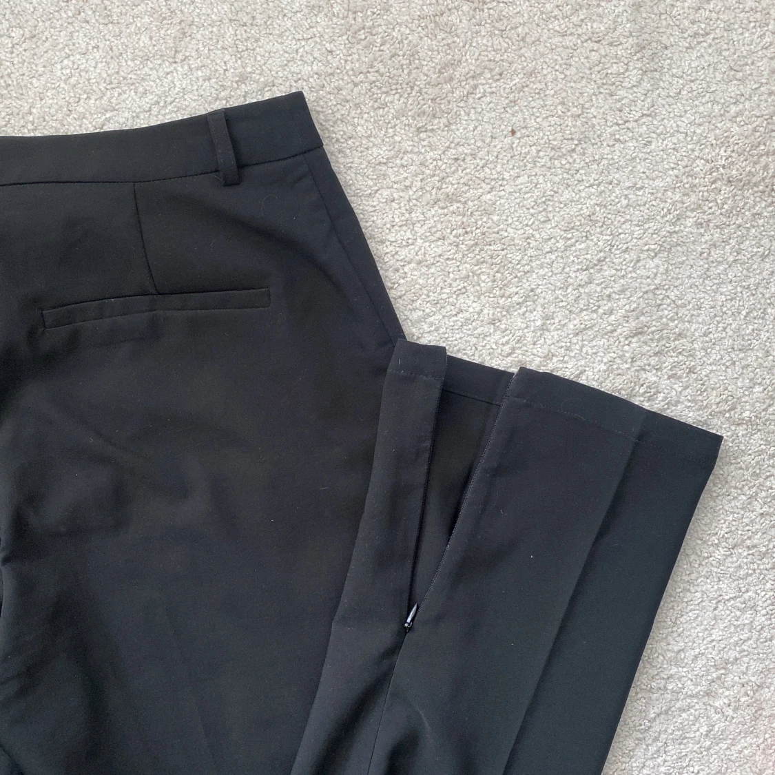 Kostymbyxor med slits från NAKD - 91