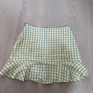 Kort kjol  - Säljer denna kjolen som jag faktiskt köpt här. Säljer pga för liten så inte använt alls. 50kr + frakt 