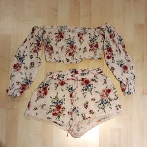 Blommig sommartopp med shorts🌸 - Blommig sommartopp med shorts (säljs tillsammans).  Stretchigt material, mycket bekvämt och luftigt.🌸❤️