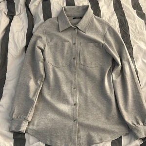 ”Jacka” - En tunnare typ av jacka aldrig andvänts inga fläckar osv 