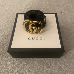 Gucci belt (Women) - Säljer ett fräscht Gucci double G leather belt för kvinnor! Storlek: 85cm Skick: 6/10, repig osv, fler bilder kan ordnas Nypris: 4000kr++ Mitt pris: 1499kr Box, kvitto, dustbag medföljer