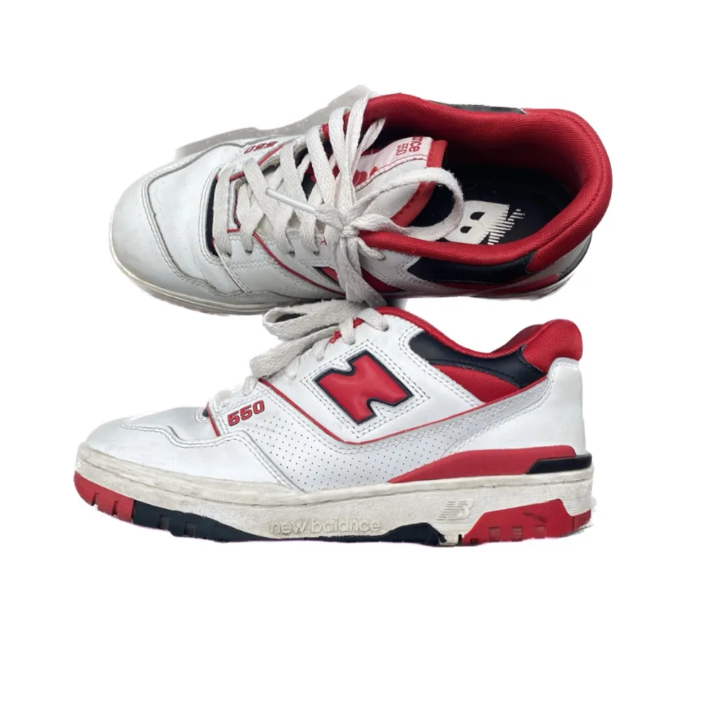 Trendiga new balance 550 i rödvitt! Använda men inga skador 🥰. Skor.