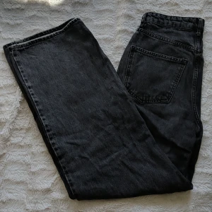 Mörkgråa jeans - Mörk gråa jeans från Gina Tricot