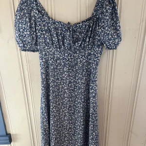 Sommarklänning  - Helt ny klänning med slits stl M