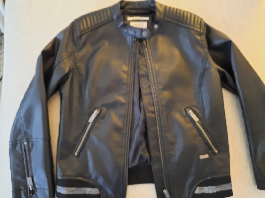 Läderjacka i svart eco läder från Pepe Jeans, stl 140