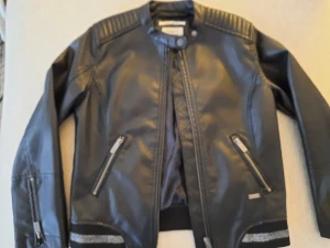 Läderjacka i svart eco läder från Pepe Jeans, stl 140 - Svart läderjacka i storlek 140