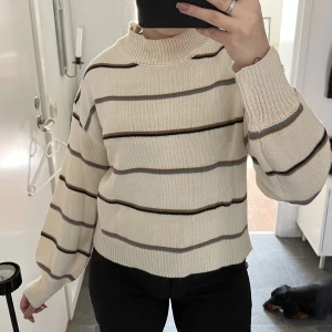 Randig stickad tröja  - Skön stickad tröja i bra skick!🤍