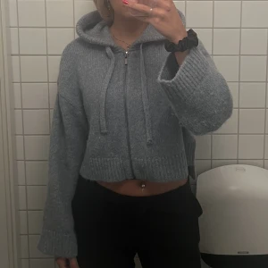Zara kofta / cardigan - Säljer nu min jättefina stickade tröja ifrån zara då jag ej får så mycket användning för den! Den är endast använd några få gånger💕👍🏽