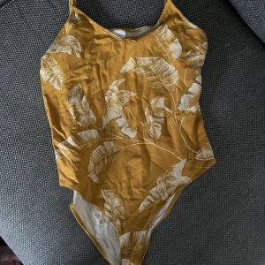 Body - Tjena, jag säljer en body i strl medium, jag har använt den bara ett fåtal gånger och den är i nyskick, går att justera axelbanden och den är stretchig. Köpte för ungefär 200 kr. 