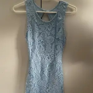Ljusblå spetsklänning ny! Storlek S men liten passar XS. Köpt på bubbleroom