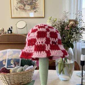 Virkad fiskarhatt - Rutig fiskarhatt. Superfina färger och så unik!<3 (rosa och röd)