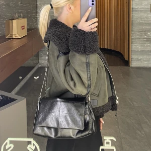 Jacka från zara  - Den är från zara. Köpte den för ungefär 1200 kr om inte mer. 