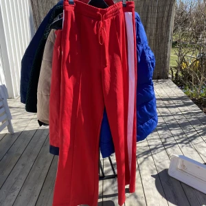 Rött set från Zara  - Säljer detta set från Zara! Använt en gång så de är som nytt. 200kr  för byxorna och 70 kr för toppen! 250 om man köper båda :) byxorna är i L och toppen i M. Skriv om ni vill ha fler bilder! 