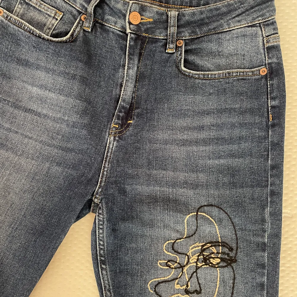 Fina jeans i storlek 38 med broderi. . Jeans & Byxor.