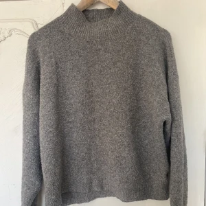 Grå stickad tröja  - En grå stickad tröja i ett mycket skönt material. Den är använd men i bra skick 