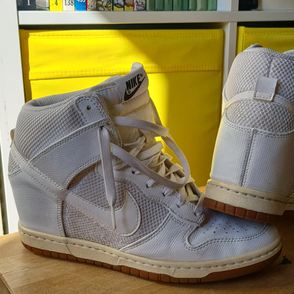 White Nike wedge sneakers, size 41, worn a few times now just sitting in the closet, in good condition. Skor.