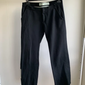 Off-White Virgil Abloh Byxor - Byxor från Off-White Virgil Abloh. Made in Italy. Djur & Rökfritt hem. Nypris: 6 000 kr.