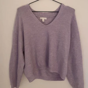 Stickad tröja💜 - Super fin stickad lila från hm som tyvärr inte kommer till användning!Är i super bra skick🫶🏻😻