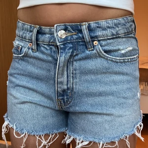 Jeansshorts  - Sjukt snygga jeansshorts i bra skick från gina tricot ❤️☀️ 