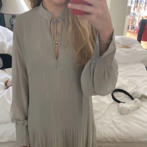 Plisserad klänning - Säljer denna superfina och sköna klänningen i grått. 