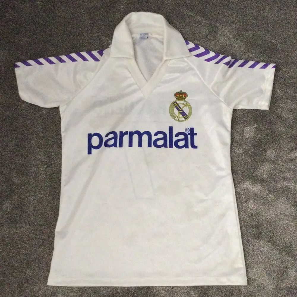 En vitReal Madrid Fotbollströja pris kan även diskuteras. T-shirts.