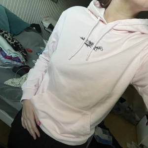 Hoodie - Hoodie ifrån HM, använd några gånger men fortfarande i bra skick 😇