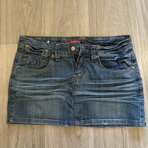 Snygg jeanskjol  - Kort jeanskjol i gott skick💕Står storlek 38 men skulle säga att den lutar åt 36 i storlek!