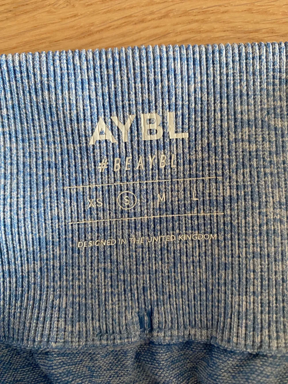 Tights från AYBL. Helt ny, men utan prislapp.  Storlek: S Material: Nylon, polyester Nypris: 400 SEK. Jeans & Byxor.