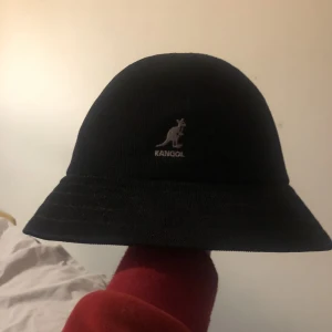 Kangol hatt  - Säljer en jätte fin kangol hatt för billigt pris. Nästan aldrig använd och är i jätte bra skick 