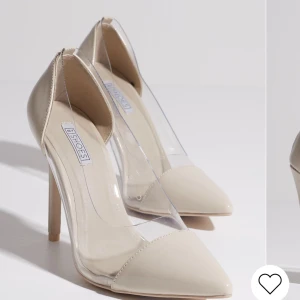 Beige klackar från Nelly - Klackskor från Nelly i storlek 38. 11 cm klack. Aldrig använda🤍 köpta för 550kr, säljer för 300kr