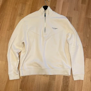 Axel Arigato tröja - Säljer nu denna jättefina tröjan från Axel Arigato då jag tyvärr växt ur den! Den är relativt använd då jag älskade den men inget slitage! 