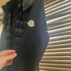 Moncler cardigan - Hej! Säljer nu en moncler cardigan some köpt på nk för runt 12k, köpt på plick för 7 tusen, behöver sälja den så fort som möjligt, taggar finns kvar samt qr koder, 4500kr för snabb affär, inget kvitto därav priset,vid frågor kontakta mig på sms 0739443356