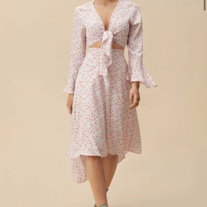 Adoore klänning  - Oanvänd klänning från adoore. Storlek 38 men passar 36:a. Nypris 1495kr