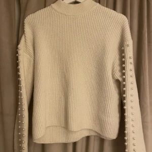 Stickad tröja  - Stickad tröja från H&M storlek s med pärldetaljer på ärmarna. 90kr+frakt 