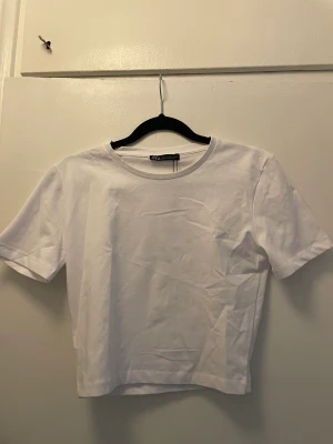Vit T-shirt  - Helt ny Prislapp kvar Lite kortare modell